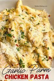 A creamy pasta dish with chicken, parmesan cheese, and garlic.